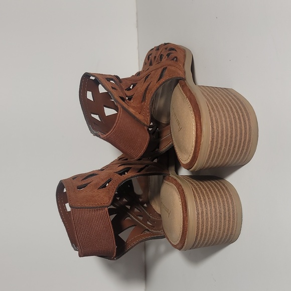 American Eagle Lazer Cut Block Heel Sandals Faux Suede Peep Toe sz 7.5 GUC - Picture 4 of 9